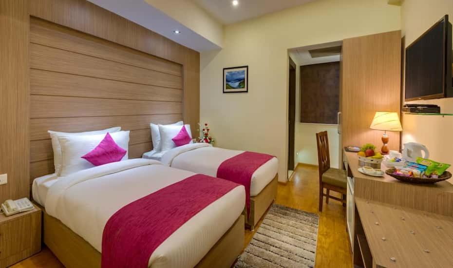 Hotel Tu Casa International Near Delhi Airport Нью-Дели Экстерьер фото