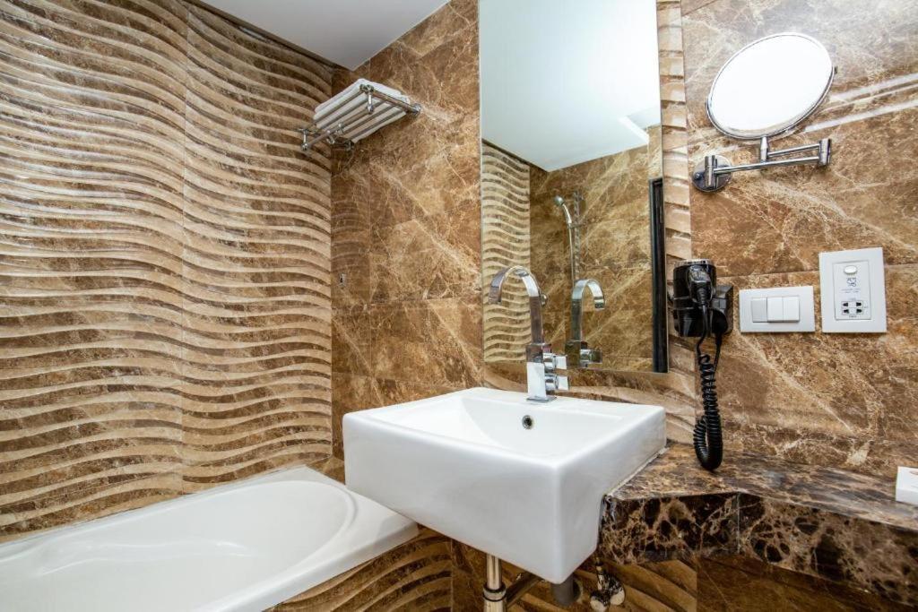 Hotel Tu Casa International Near Delhi Airport Нью-Дели Экстерьер фото