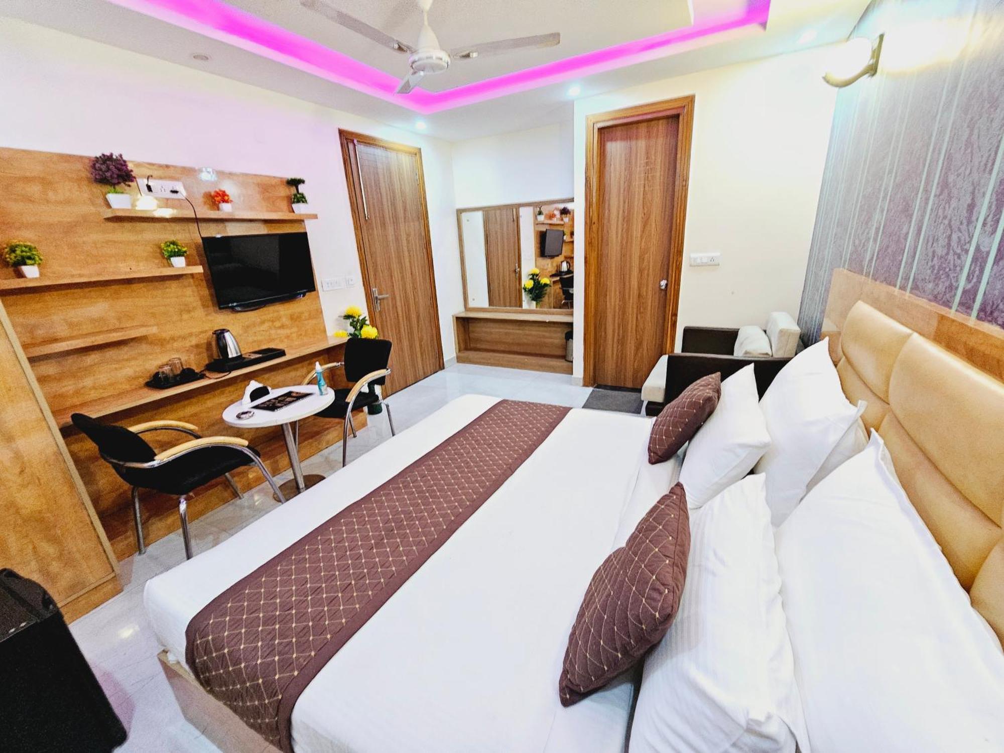 Hotel Tu Casa International Near Delhi Airport Нью-Дели Экстерьер фото